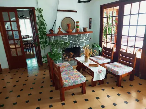 salón con chimenea