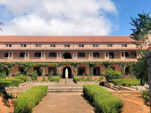 fachada del edificio principal desde el jardín del claustro