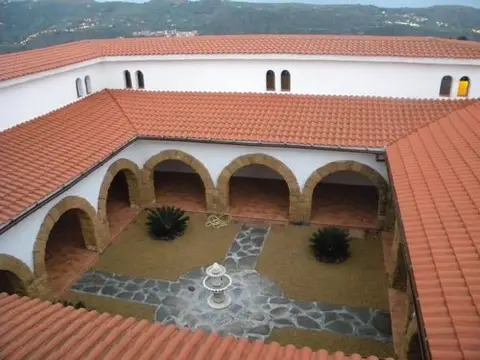 claustro y patio del monasterio con las medianías al fondo