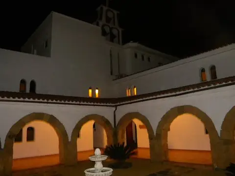 claustro de noche con la espadaña de la iglesia