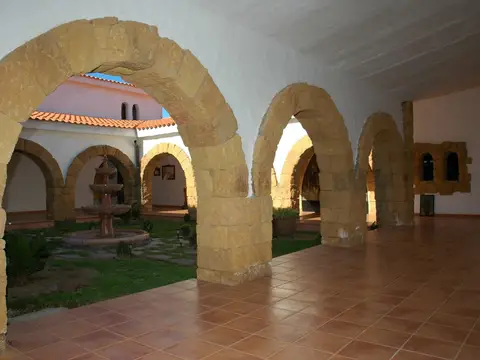claustro del monasterio, con la fuente del patio y la iglesia al fondo