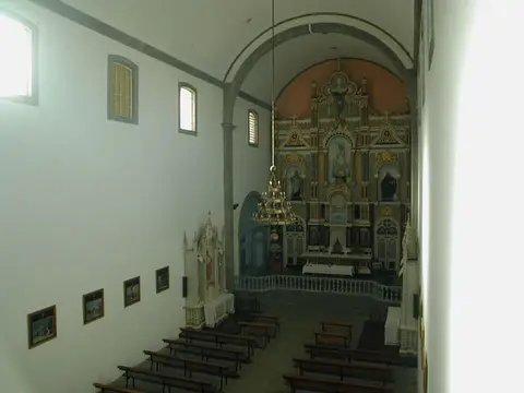 nave de la iglesia con el retablo