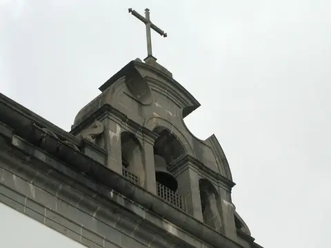 campanario de triple hornacina