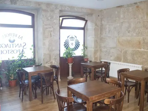comedor y sala de estar con mesas de madera