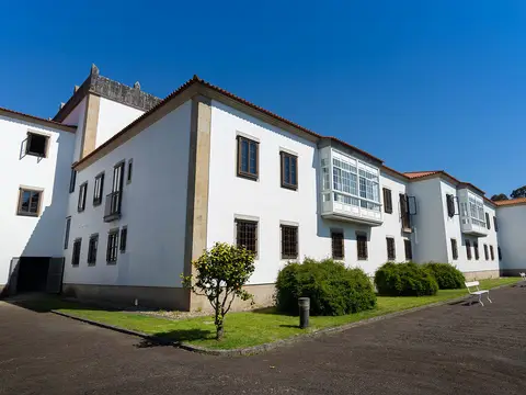 fachada del edificio, con aire de pazo gallego y galerías acristaladas