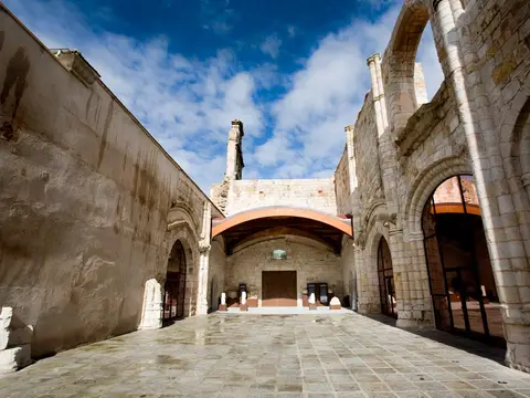 restos del antiguo monasterio jerónimo de San Leonardo integrados en el recinto del colegio-seminario San Jerónimo, sobre el que se levantó la casa