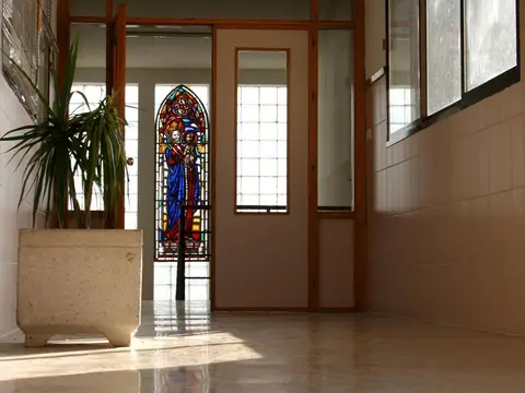 pasillo interior del internado del colegio-seminario, con la vidriera al fondo