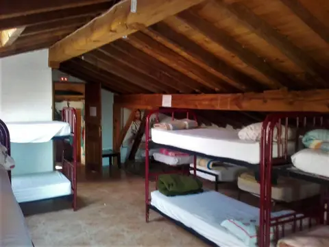 otro de los dormitorios de literas del albergue, con el techo de vigas
