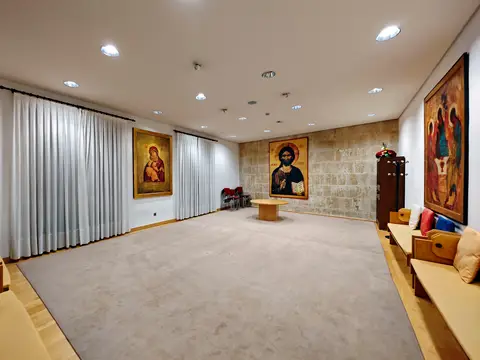 oratorio de la casa, con los iconos y los bancos corridos