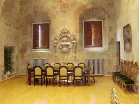aula Jovellanos, una de las quince salas multiusos de la casa, con las paredes de sillería
