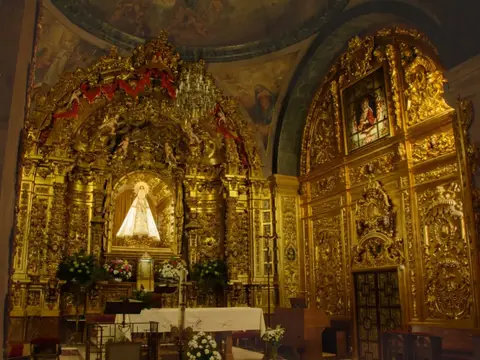 retablo barroco dorado del altar mayor del santuario, con la imagen de la Virgen del Castañar