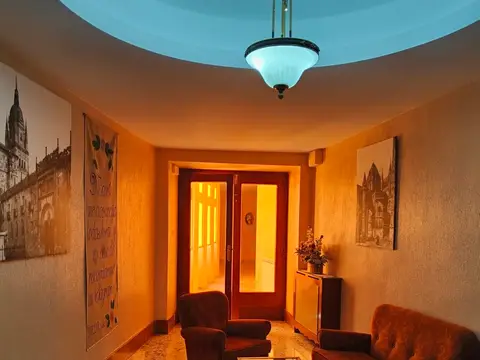 entrada de la casa en la Avenida de la Merced, con el rótulo «Residencia Hijas de Mª Madre de la Iglesia»