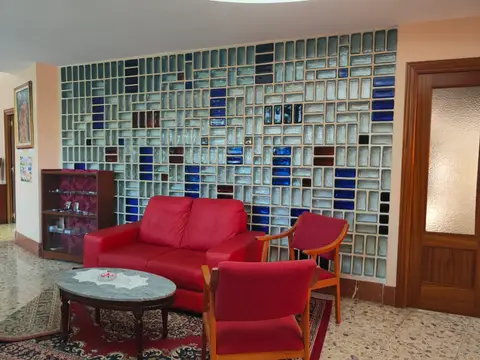 sala de estar con vidriera de pavés