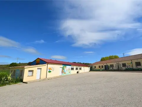explanada de acceso con los pabellones de la casa de campamentos y espiritualidad