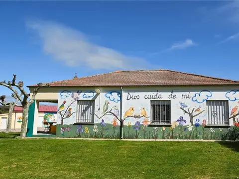 pabellón con el mural «Dios cuida de mí» pintado en la fachada