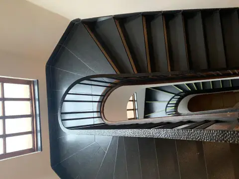 escalera de caracol de la casa, vista desde arriba