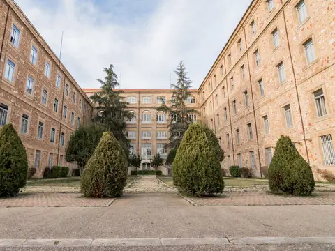 jardín interior del antiguo Colegio-Noviciado San Estanislao, con las dos alas del edificio del CES