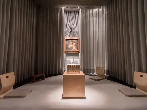 Capilla del Encuentro, el oratorio circular de cortinas premiado por la asociación Faith and Form