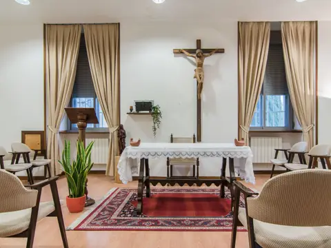 uno de los oratorios pequeños del centro, con el crucifijo y la mesa de altar