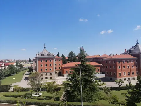 vista general del caserón de los Misioneros Paúles y sus jardines, con Salamanca al fondo
