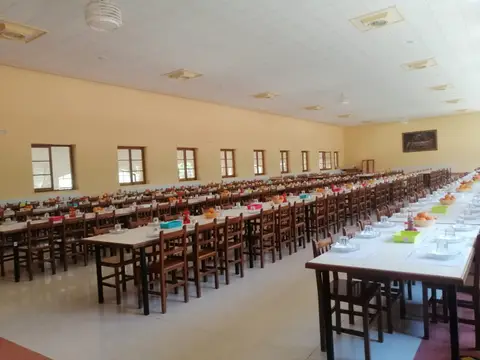comedor grande de la casa, con las mesas corridas puestas