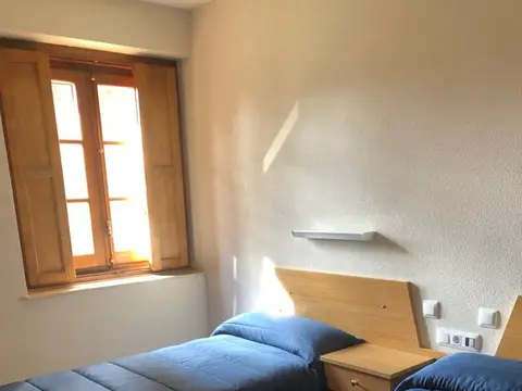 habitación doble reformada, con dos camas y ventana
