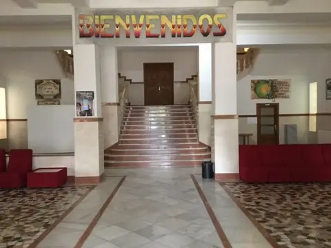 hall de recepción de la casa, con la escalera principal y el cartel de bienvenida