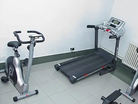gimnasio del colegio, con las máquinas de cardio