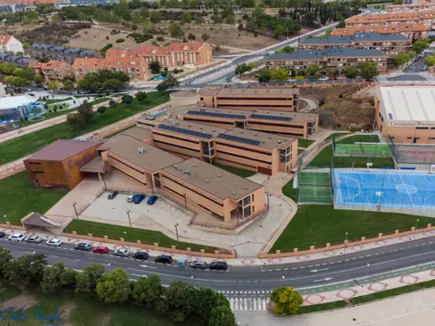 vista aérea del Colegio Mayor Hispanoamericano Nuestra Señora de Guadalupe, con el pabellón y las pistas deportivas, junto al campus