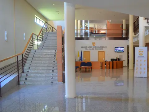 hall de entrada y conserjería del colegio mayor