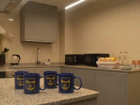 office de uso común del colegio mayor, con encimera, microondas y hervidor