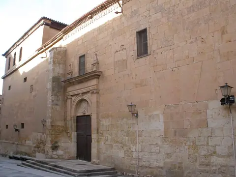 lienzo de sillería del convento por la calle Compañía, con la portada de la iglesia