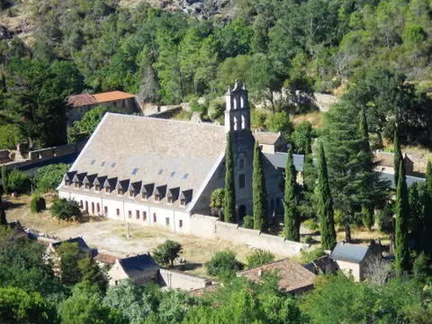 vista del monasterio del Desierto de San José de Las Batuecas desde la ladera: la iglesia con su espadaña, el ala de celdas y las huertas cerradas, en el fondo del valle