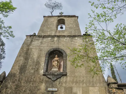 espadaña y portada de entrada del monasterio de San José de Las Batuecas, con la hornacina del santo