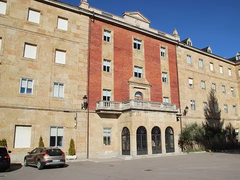 fachada principal de la Hospedería Padre Dehon, el caserón de piedra y ladrillo del barrio de San José