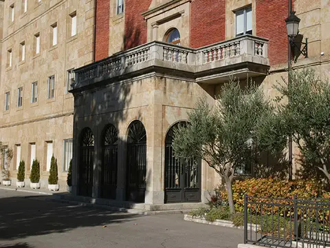 jardín delantero de la casa, con el olivo y la verja, junto a la entrada