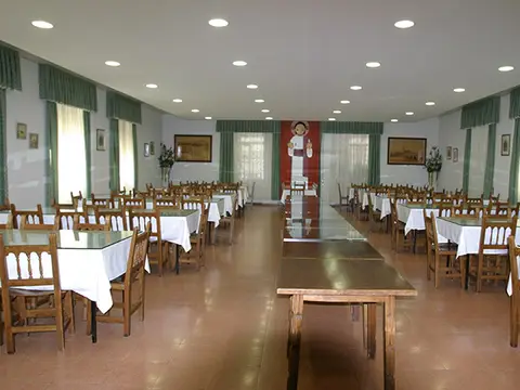 comedor grande de la casa, con las mesas vestidas