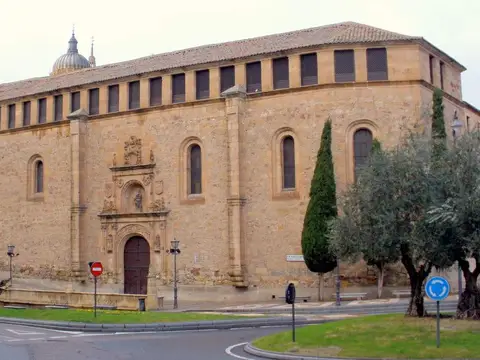 exterior de la iglesia y del monasterio de Las Dueñas desde la Plaza del Concilio de Trento