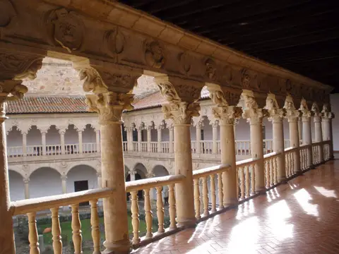 galería alta del claustro, con las columnas y los capiteles labrados