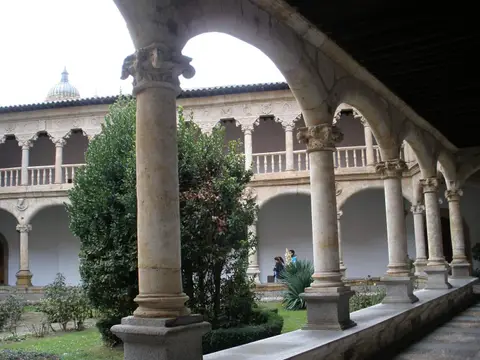 las dos galerías superpuestas del claustro y el jardín interior del monasterio
