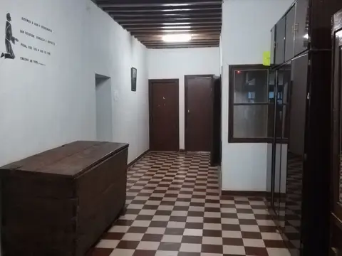 pasillo interior de la casa de espiritualidad, con suelo ajedrezado y arcón antiguo
