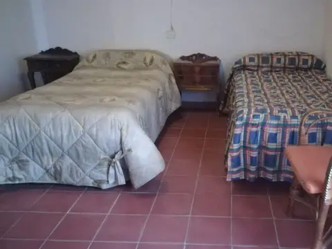 una de las cinco habitaciones de la hospedería, con dos camas y suelo de barro