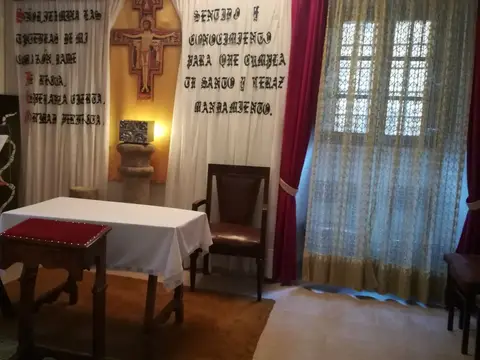 capilla propia de la casa de espiritualidad, con altar, crucifijo y ambón