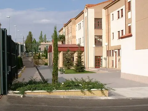 entrada del colegio, con la cancela y el rótulo «Royal Scots College»
