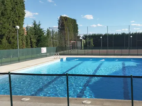 piscina del colegio, en el recinto ajardinado