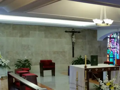 capilla del colegio, abierta todo el día para la oración