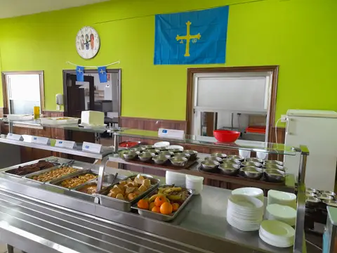 comedor de la residencia, con el bufé de autoservicio montado