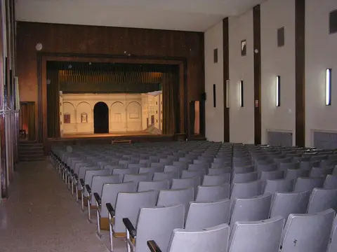 salón de actos-teatro de la casa, con el patio de butacas y el escenario