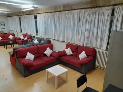 una de las salas de estar de la residencia, con sofás y mesas bajas
