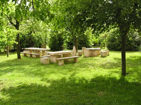 jardines arbolados de la residencia, con las mesas de piedra